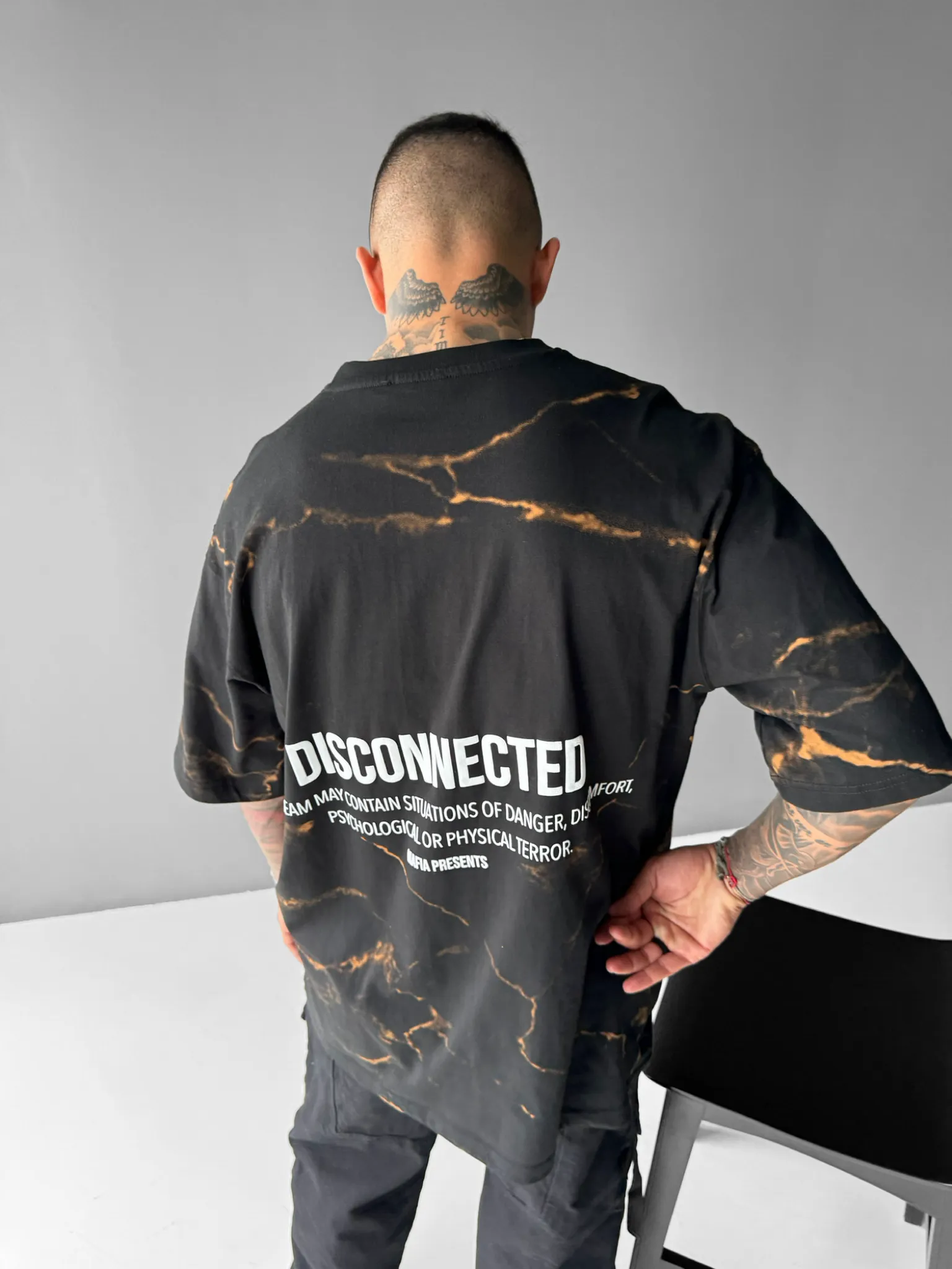 Oversize Disconnected T-shirt - Black and Brown